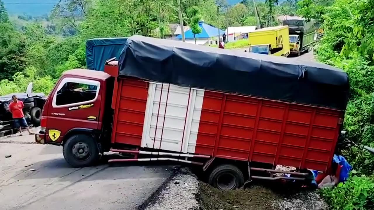 Recorded clearly! Compilation of seconds of a truck overturning on an extreme incline