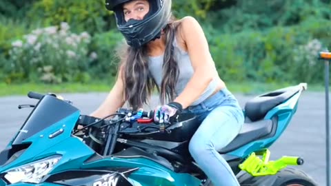 GIRL ON A MOTORBIKE SHOWS MOVE