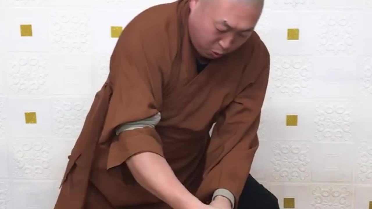 Kung Fu Monk! Impressive skills of breaking a river stone with bare hands