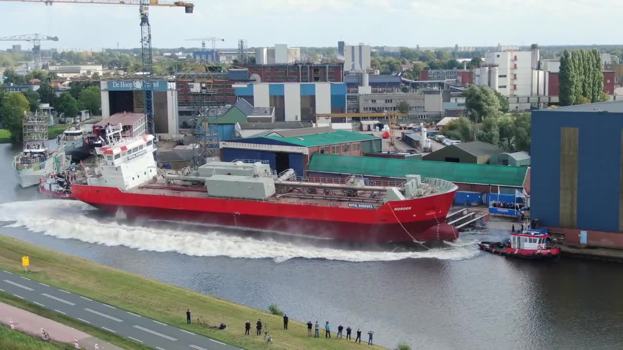 Ship Launch | 10 Awesome Waves, FAILS and CLOSE CALLS-6