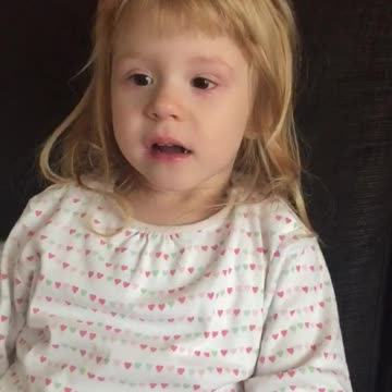 Pequeña niña enloquece al probar goma de mascar de menta