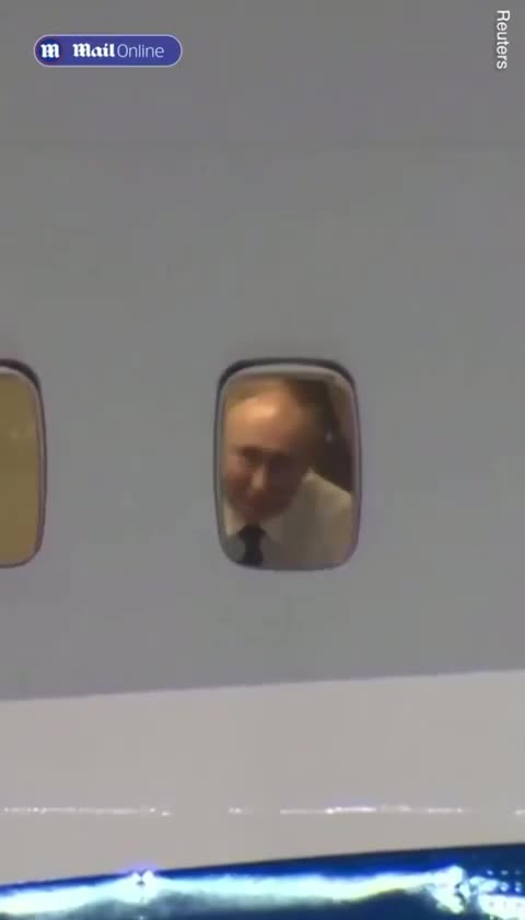 Elton John Sets The Scene 🤣