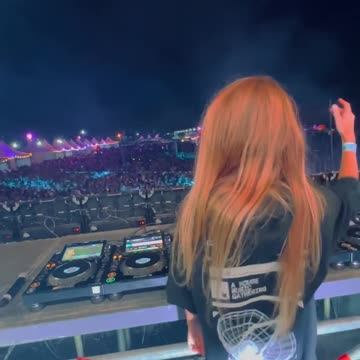 Nora En Pure PLAYS in MEXICO