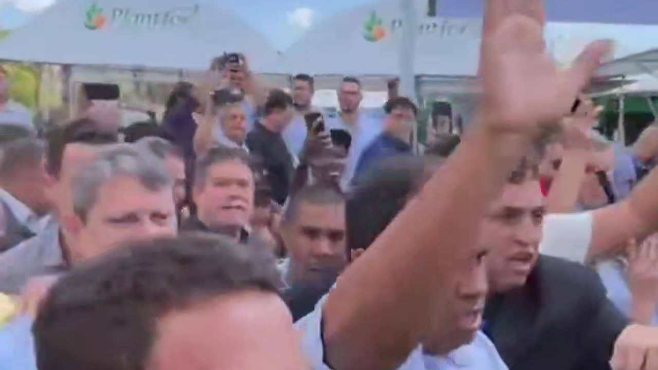 Bolsonaro na maior feira de agropecuária da América Latina, veja, comente, curta e compartilhe.