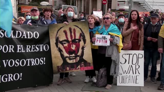 Javier Bardem protests outside Russian embassy