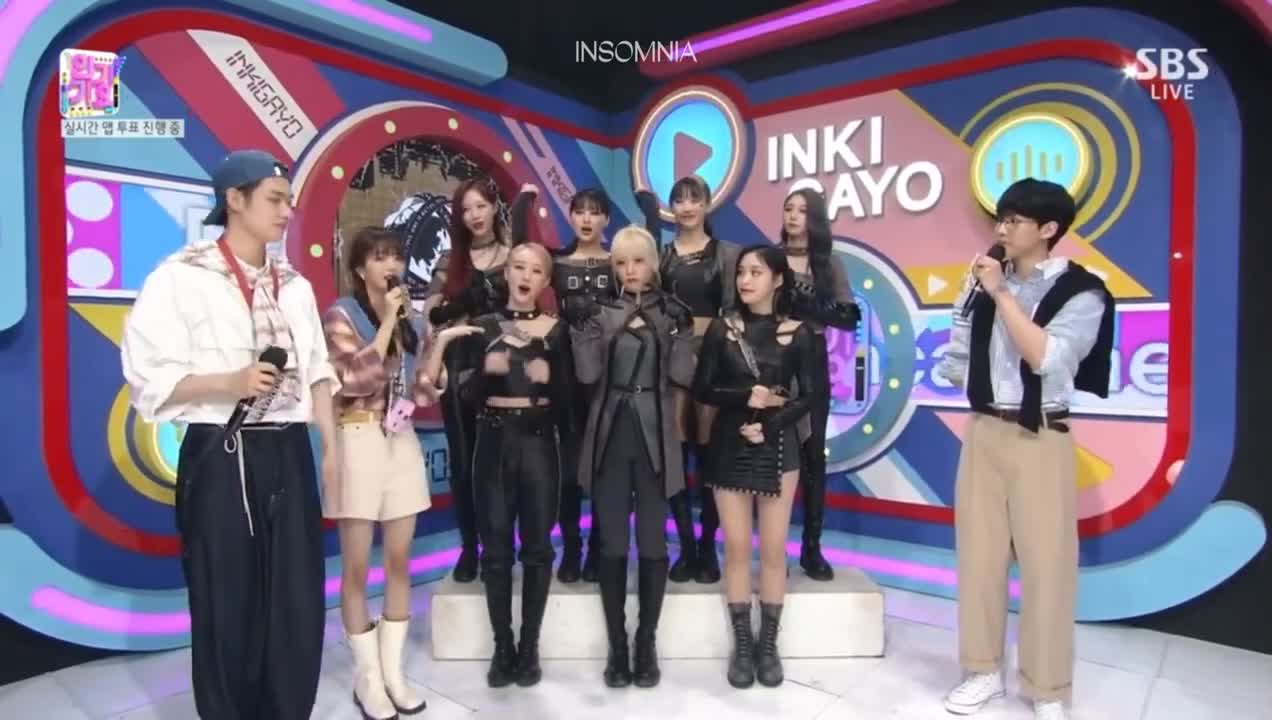 sua trying to hold jeong eui MC hand