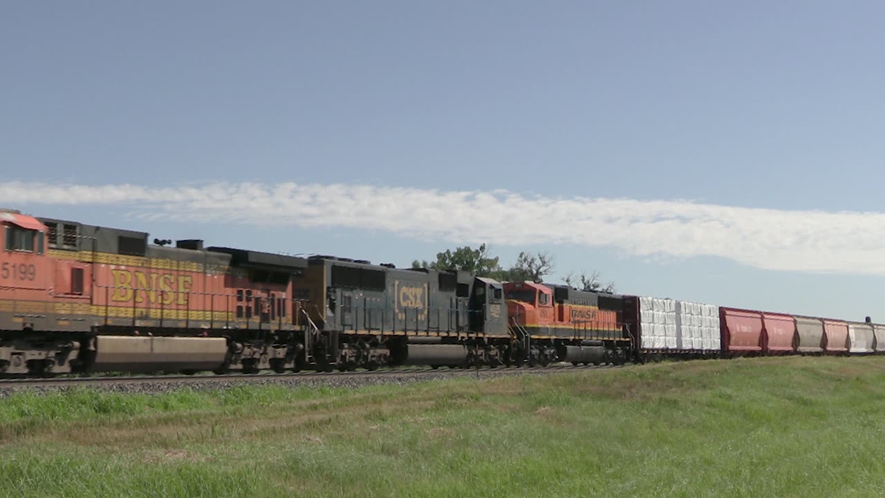 BNSF 5199 leads to MKCKLIN