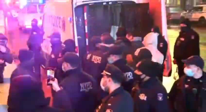 New York City - 10 arrests for missing vaccination card at movie theater