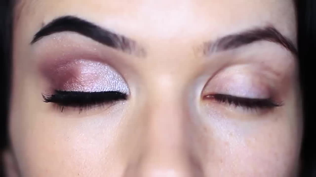 Beginners Eye Make up Tutorial: How to apply cool tone eye shadow