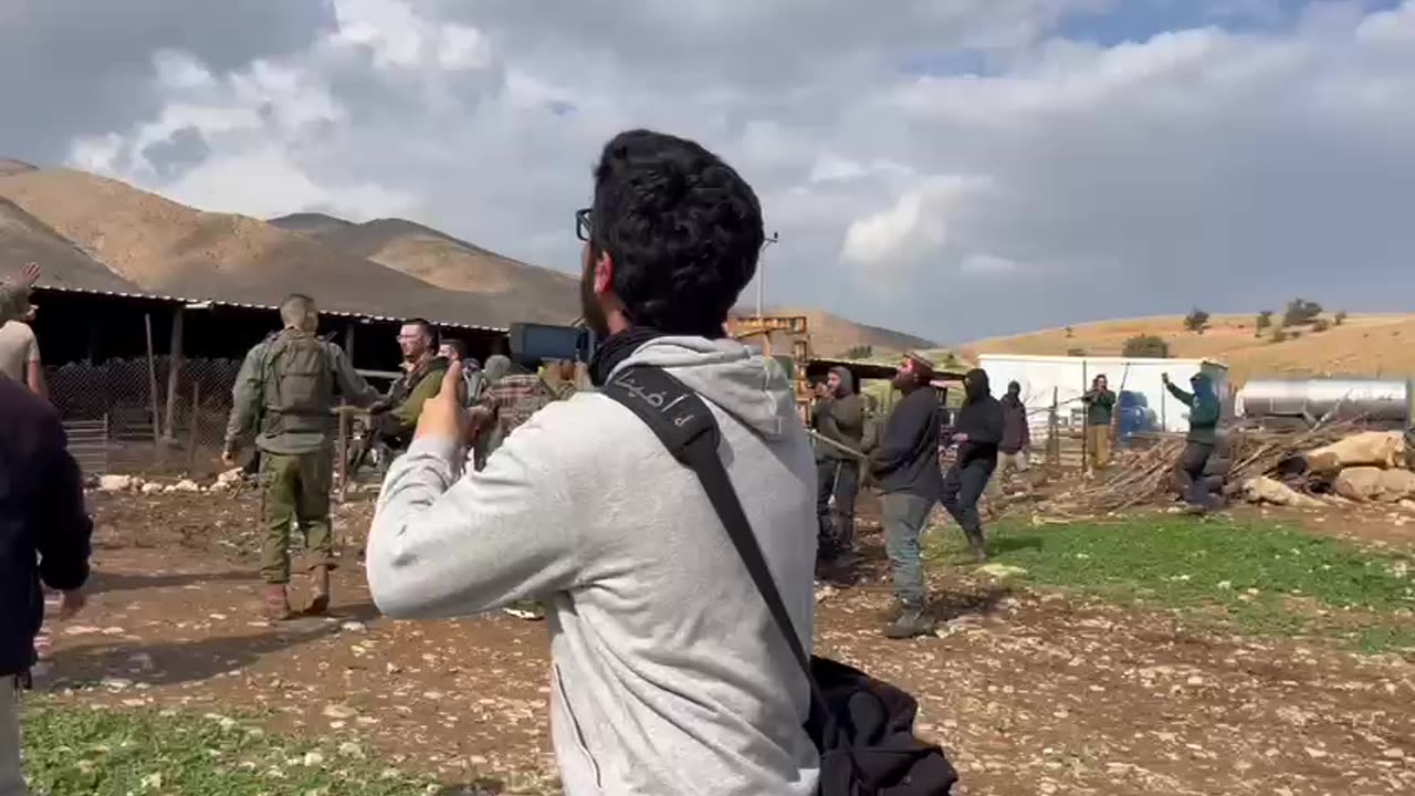 مستوطنون يهاجمون تجمع راس العوجا شمال أريحا، بحماية جيش الاحتلال وسرقة عدد من رؤوس الأغنام.