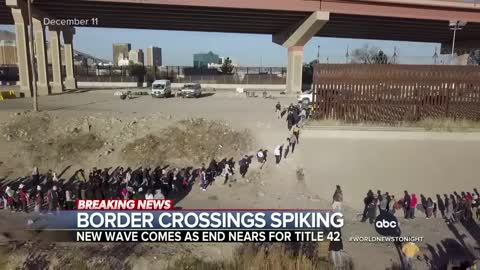 Hundreds of migrants cross Rio Grande at US-Mexico border (1)