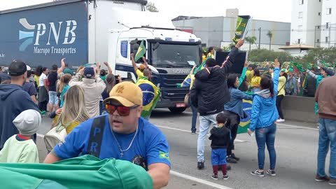 Bandeira do Brasil na via Dutra