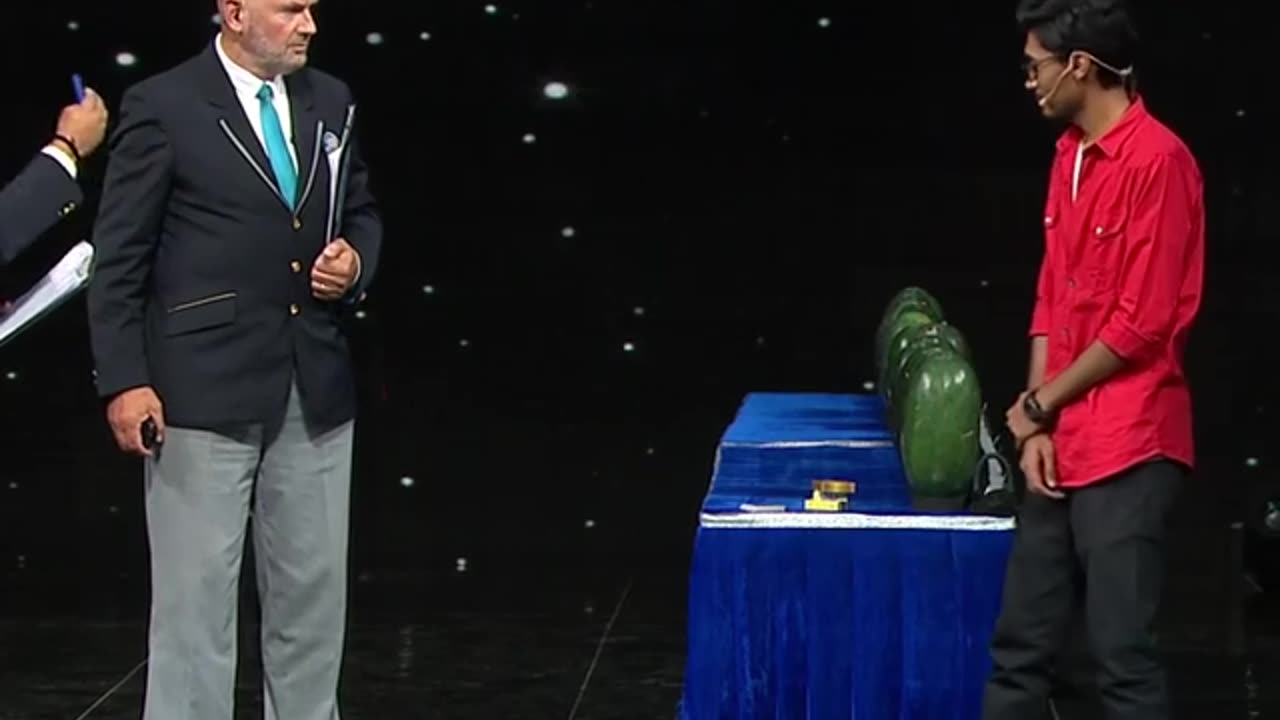 A magician cut everyone out of the leaf and look!