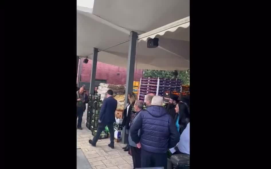 Ο Αδωνις πήγε Ρεντη με κοστούμι και σκαρπινι και παρίστανε ότι φόρτωνε καφάσια.