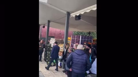 Ο Αδωνις πήγε Ρεντη με κοστούμι και σκαρπινι και παρίστανε ότι φόρτωνε καφάσια.