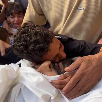 Straziante addio al padre di un bambino palestinese