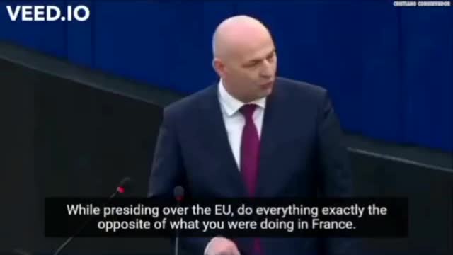 Emanuel Macron får Verbale Tæsk(Vaccine død)