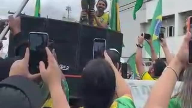 Criança brasileira louvando