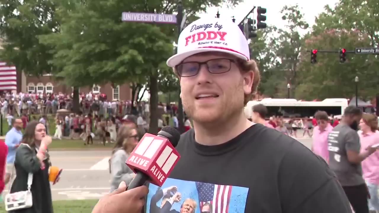 🎉 Donald Trump’s EPIC Fan Reactions at the Georgia-Alabama Game 🏈