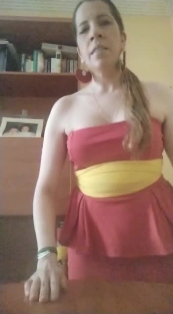 Mujer luce colores de bandera de España avisando al Gobierno Sánchez que se va de compra