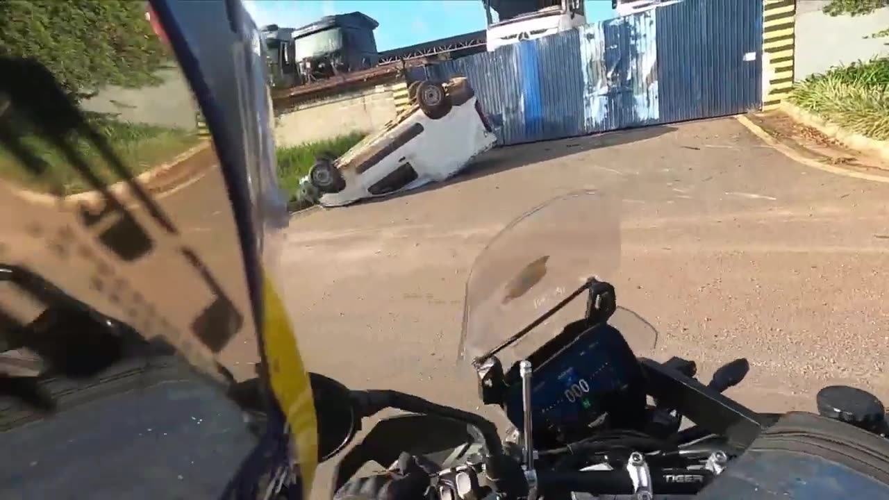 Adolescente em fuga capota carro roubado que levava cigarros contrabandeados em Curitiba
