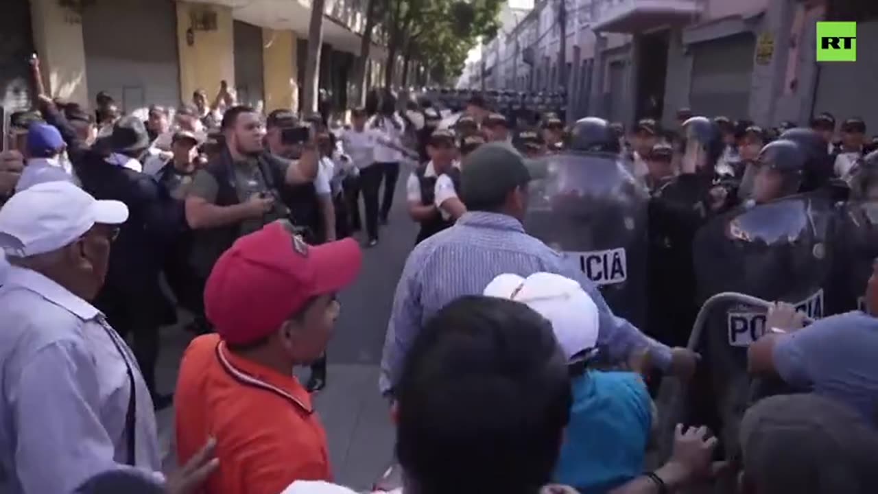 Protesters clash with police over delayed presidential inauguration in Guatemala 01/15