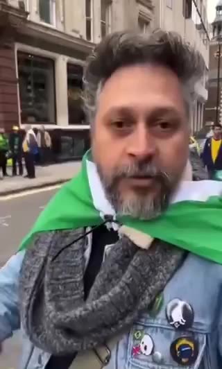 Um esquerdista atropelou os manifestantes na porta da embaixada hoje.*. Essa é a esquerda, coração cheio de 0d10, Precisava disso? Na lei isso não seria tentativa de homicídio?