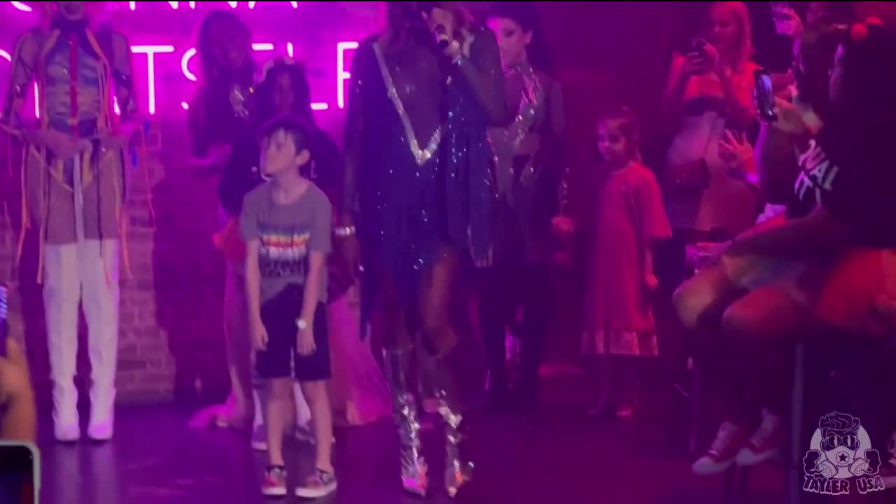 Drag Queen dances for children in Dallas, Texas.😢😢😢