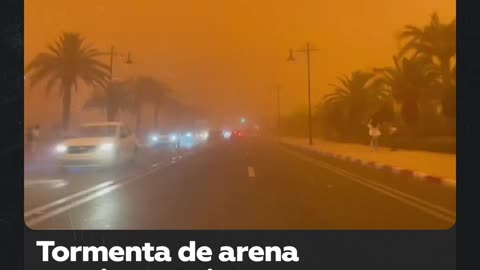 Tormenta de arena tiñe de rojo el cielo de una ciudad en Marruecos