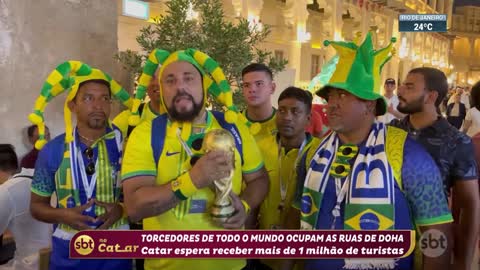 Torcedores de todo o mundo ocupam ruas de Doha | SBT Brasil (17/11/22)