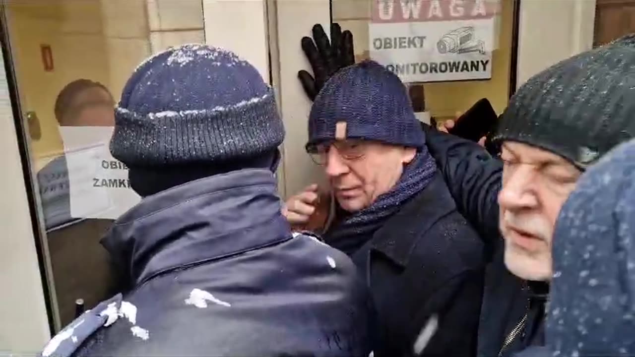 🔴#NOW in front of the TAI headquarters. TV Republika is the first on site again, the