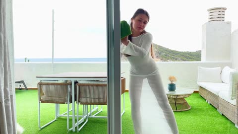 Transparent Cleaning of glass doors