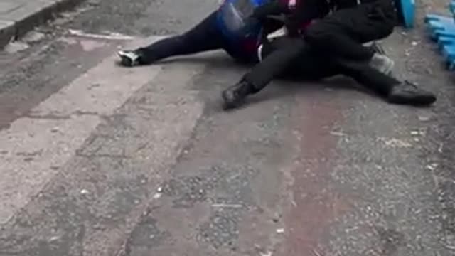 A phone thief tackled Outside Officers in London happened yesterday_1