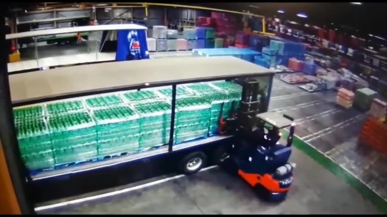 "Cautionary Footage: Forklift Mishap Caught on CCTV – Emphasizing Safety Importance"