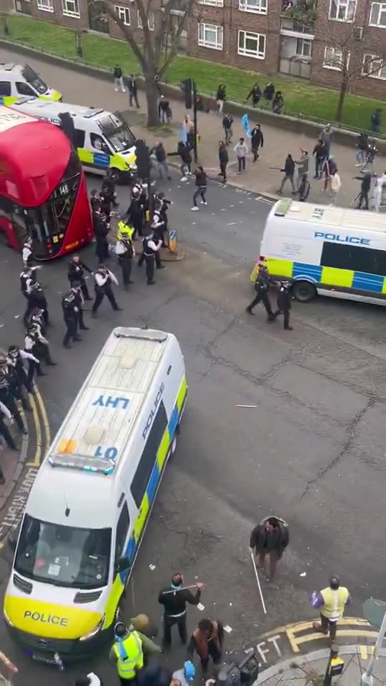 London: Four Police Officers Injured by Rioting Migrants from Eritrea