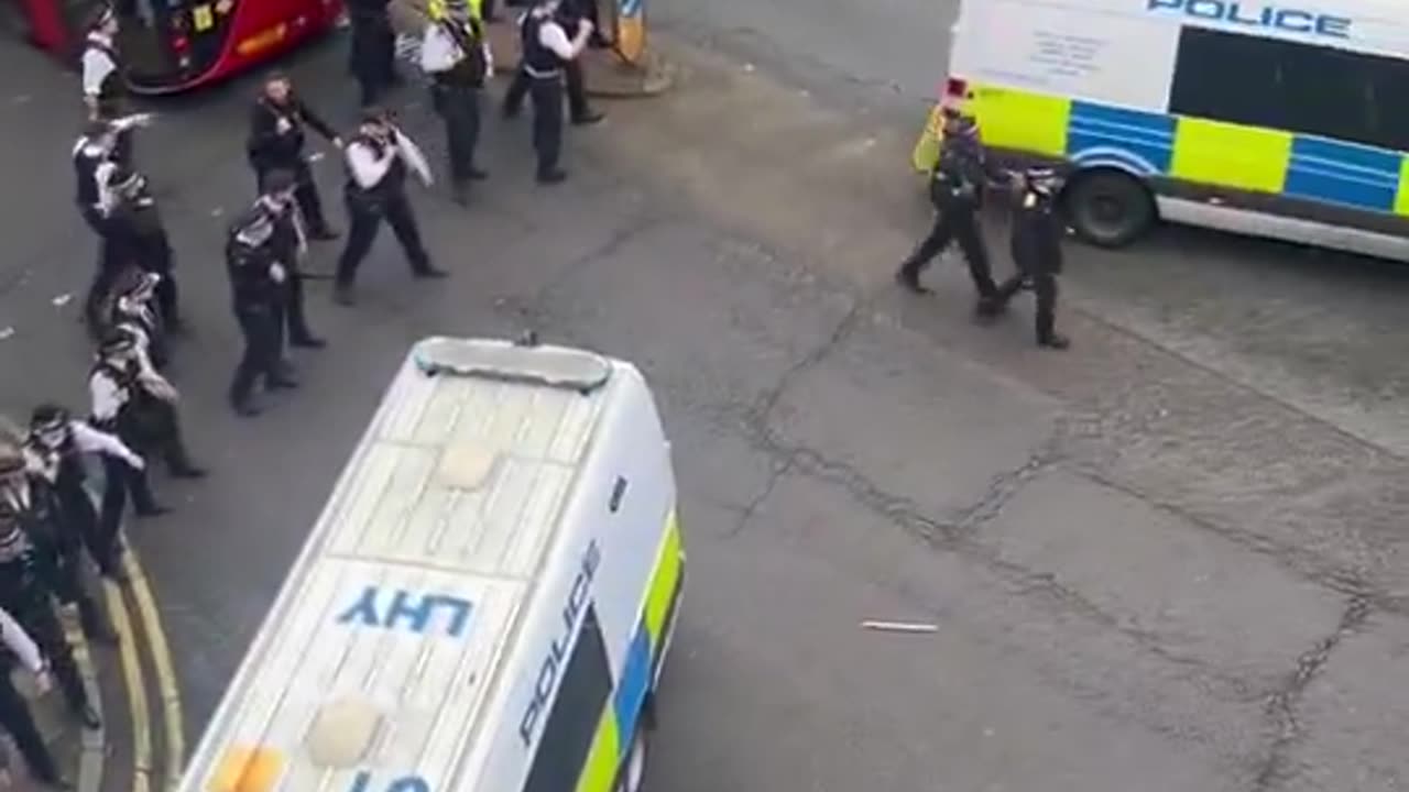 London: Four Police Officers Injured by Rioting Migrants from Eritrea