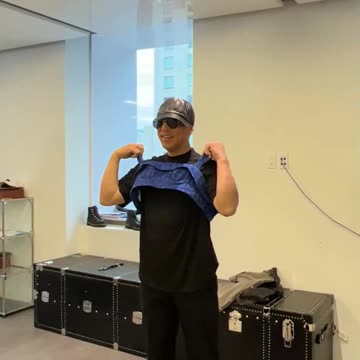 20220421文贵先生视频¹：吃完晚饭后试新款衣服