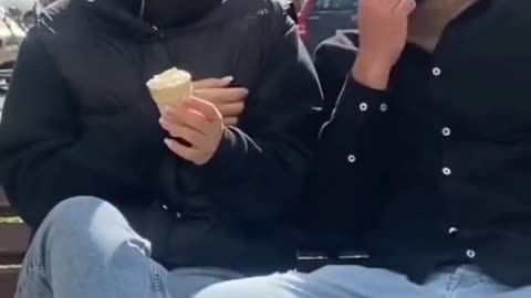 essas pessoas engraçadas sem cérebro