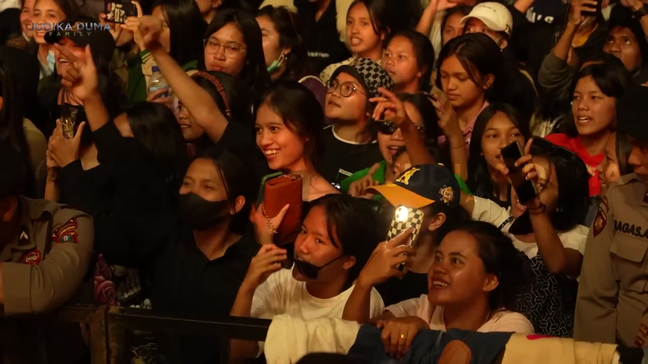 Di ajak nyanyi lagu batak,Sandiaga uno ngegas Judika di kota Balige !!!