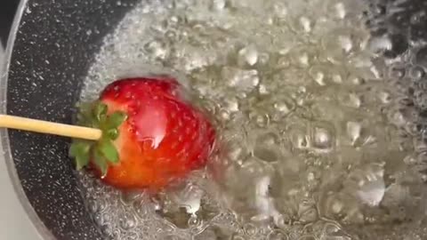 This strawberry trick is so cool 😍🤯