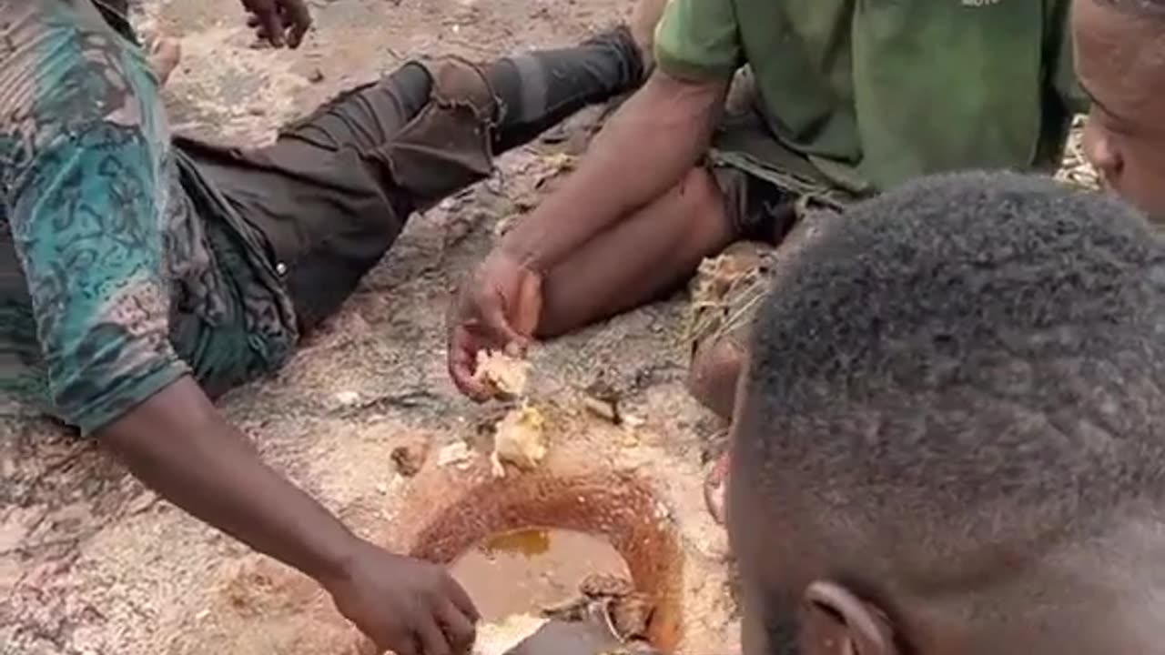 A vida em outro país é assim na hora de comer em equipe