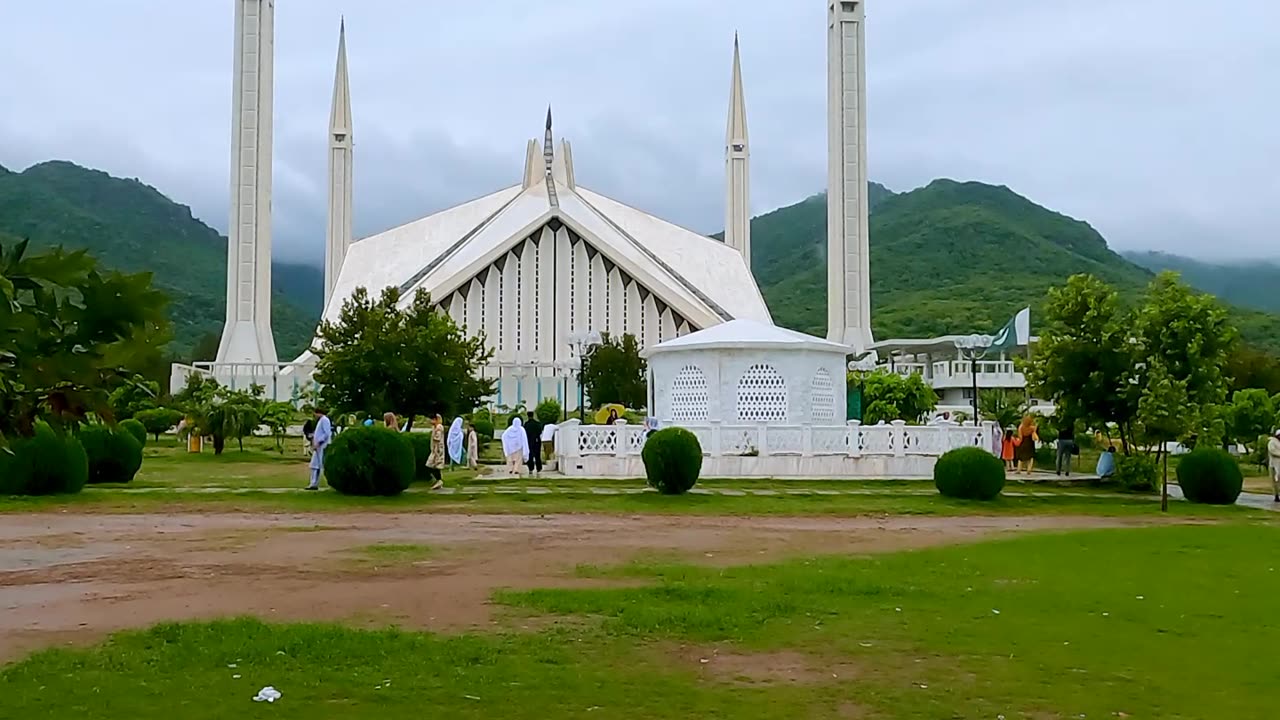 People visiting the Faisal mosque