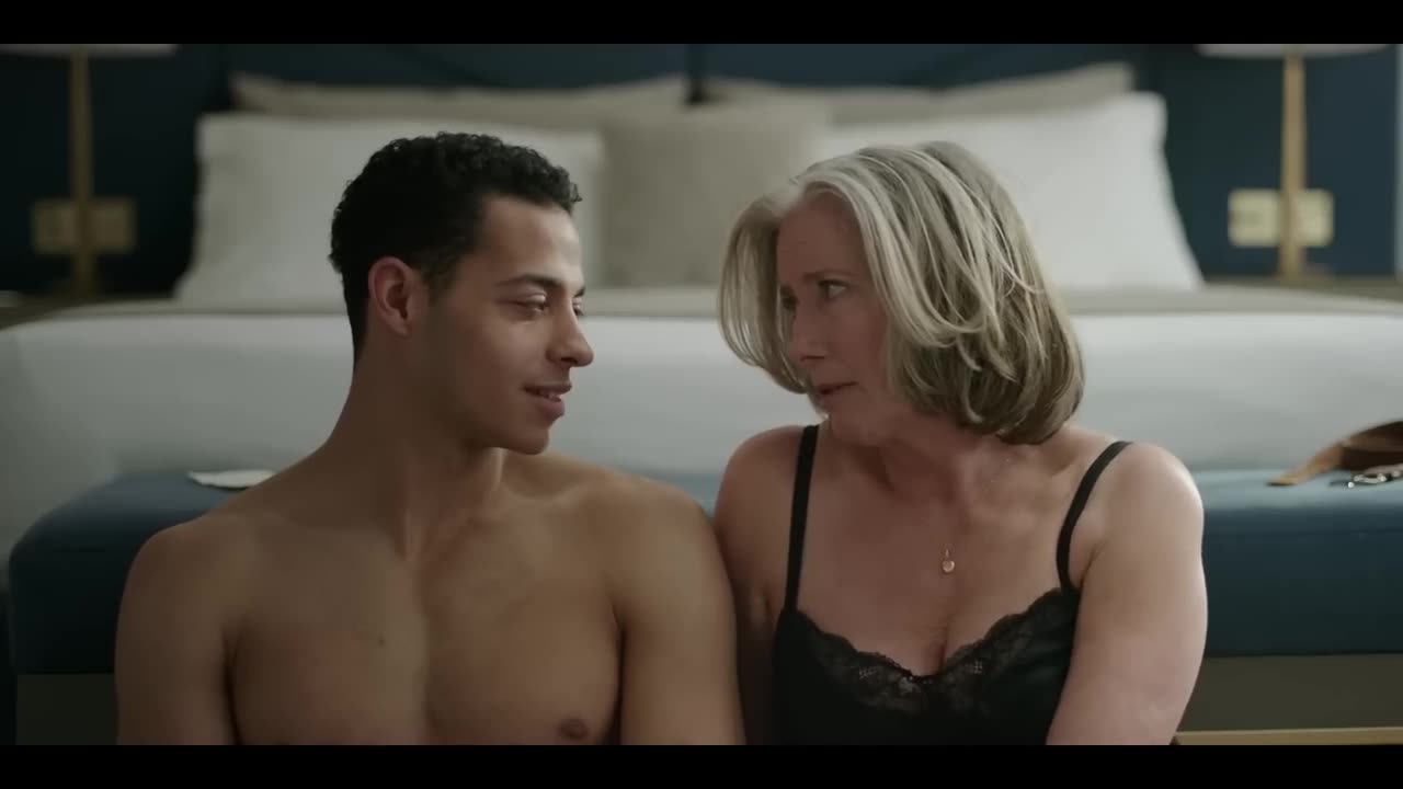 Good Luck to You, Leo Grande / Kiss Sex Scenes — Nancy and Leo (Emma Thompson and Daryl McCormack)