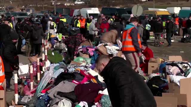 The anxious wait for relatives at Ukraine's border