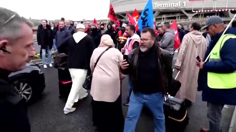 Protestujący blokują terminal lotniska w Paryżu