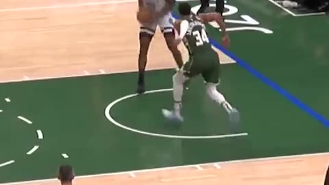 Giannis SAVAGE Blocks