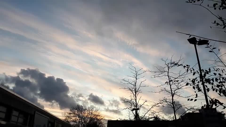 Himmel in Berlin am 7.12.2022 um 15:37 Uhr