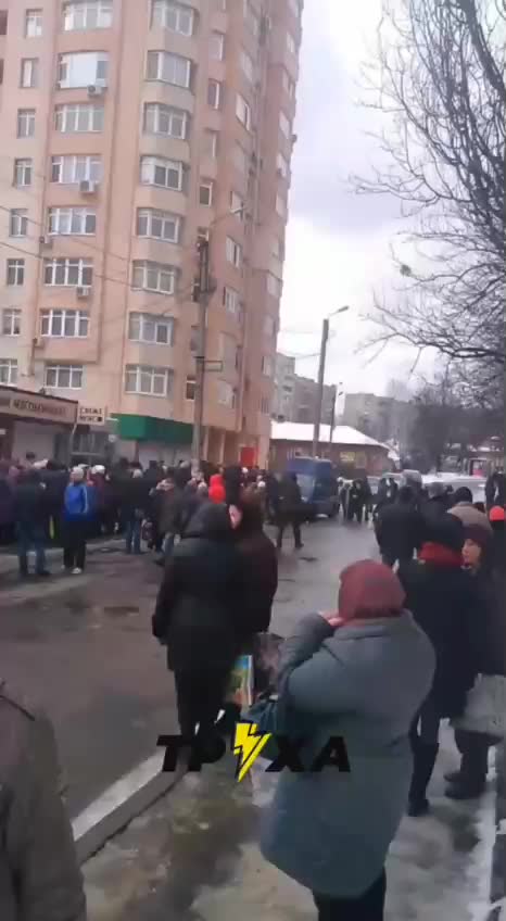 There is a huge queue for humanitarian aid in Kharkiv
