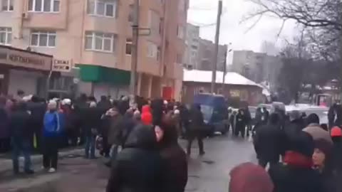 There is a huge queue for humanitarian aid in Kharkiv