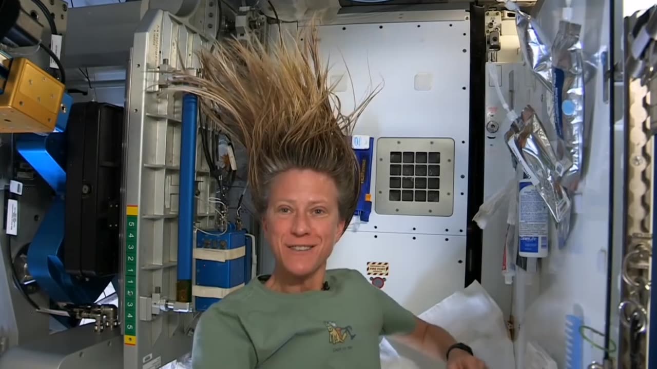 Karen Nyberg Shows How You Wash Hair in Spaceš³